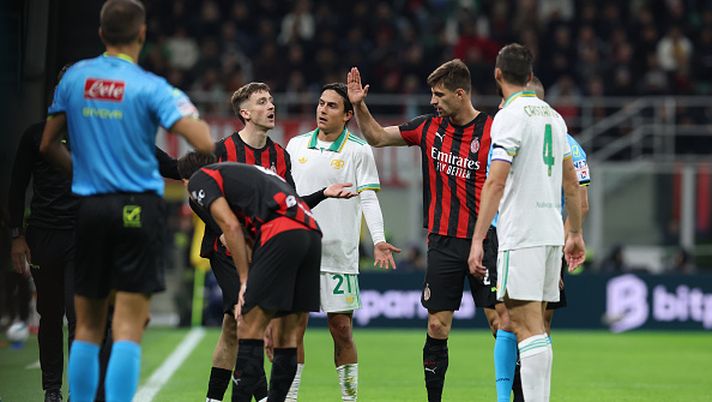 MILAN, ITALY - NOVEMBER 02: Alexis Saelemaekers and Matteo Gabbia of AC Milan reacts with Bryan Cristante of AS Roma during the Serie A match between AC Milan and AS Roma at Giuseppe Meazza Stadium on November 02, 2025 in Milan, Italy. (Photo by Claudio Villa/AC Milan via Getty Images) DAZN, Bordocam: Dybala e Cristante stizziti con Saelemaekers e Allegri