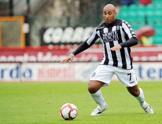 SIENA, ITALY - APRIL 11: Ferreira Da Silva Reginaldo of Siena in action during the Serie A match between AC Siena and AS Bari at Stadio Artemio Franchi on April 11, 2010 in Siena, Italy. (Photo by Giuseppe Bellini/Getty Images) ESCLUSIVA Reginaldo: “Fiorentina, con la Lazio giocherei col 4-3-3. A giugno inizio il corso da allenatore”- immagine 2