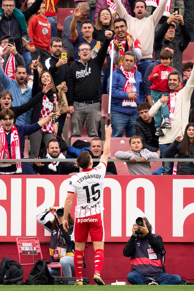GIRONA, SPAIN - NOVEMBER 08: Viktor Tsygankov of Girona FC celebrates scoring his team's first goal during the LaLiga EA Sports match between Girona FC and Deportivo Alaves at Montilivi Stadium on November 08, 2025 in Girona, Spain. (Photo by Alex Caparros/Getty Images) Streaming Betis-Girona: probabili formazioni e diretta live- immagine 2