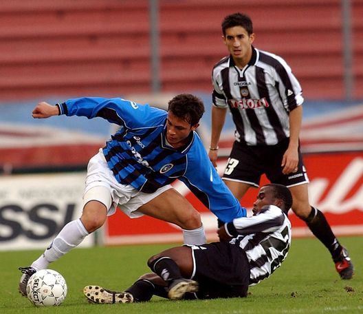 3 marzo 2002: João Batista Inacio Pia dell'Atalanta e Siyabonga Nomvete dell'Udinese in azione durante la partita della 25ª giornata di campionato di Serie A tra Udinese e Atalanta, giocata allo Stadio Friuli di Udine. IMMAGINE DIGITALE. Crediti obbligatori: Touchline Photo/Getty Images Inacio Pia Borussia Dortmund