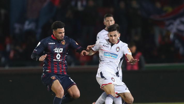 COSENZA, ITALY - JANUARY 20: Emmanuele Riviere of Cosenza competes for the ball with Giovanni Crociata of Crotone during the Serie B match between Cosenza Calcio and Crotone FC at Stadio San Vito on January 20, 2020 in Cosenza, Italy. (Photo by Maurizio Lagana/Getty Images) Crotone-Cosenza, statistiche e precedenti del derby calabrese - immagine 1