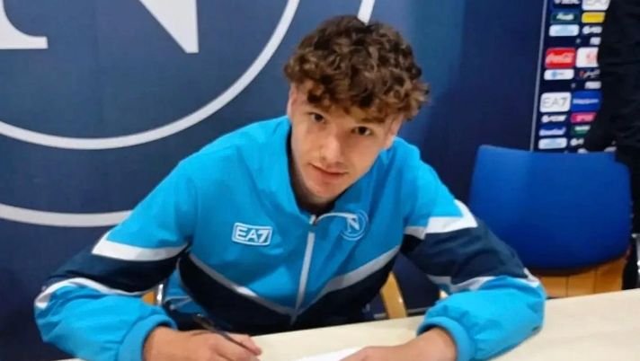 Il Napoli continua a blindare i pezzi pregiati della Primavera: in mattinata, è arrivata la firma sul contratto anche per Gabriele Marotta. marotta napoli