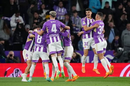 VALLADOLID, SPAIN - MAY 23: Gonzalo Plata of Real Valladolid CF (hidden) celebrates with teammates after scoring the team's third goal during the LaLiga Santander match between Real Valladolid CF and FC Barcelona at Estadio Municipal Jose Zorrilla on May 23, 2023 in Valladolid, Spain. (Photo by Angel Martinez/Getty Images)