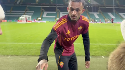 Wesley cuore d’oro: interrompe la rifinitura per autografare la maglia di un bambino