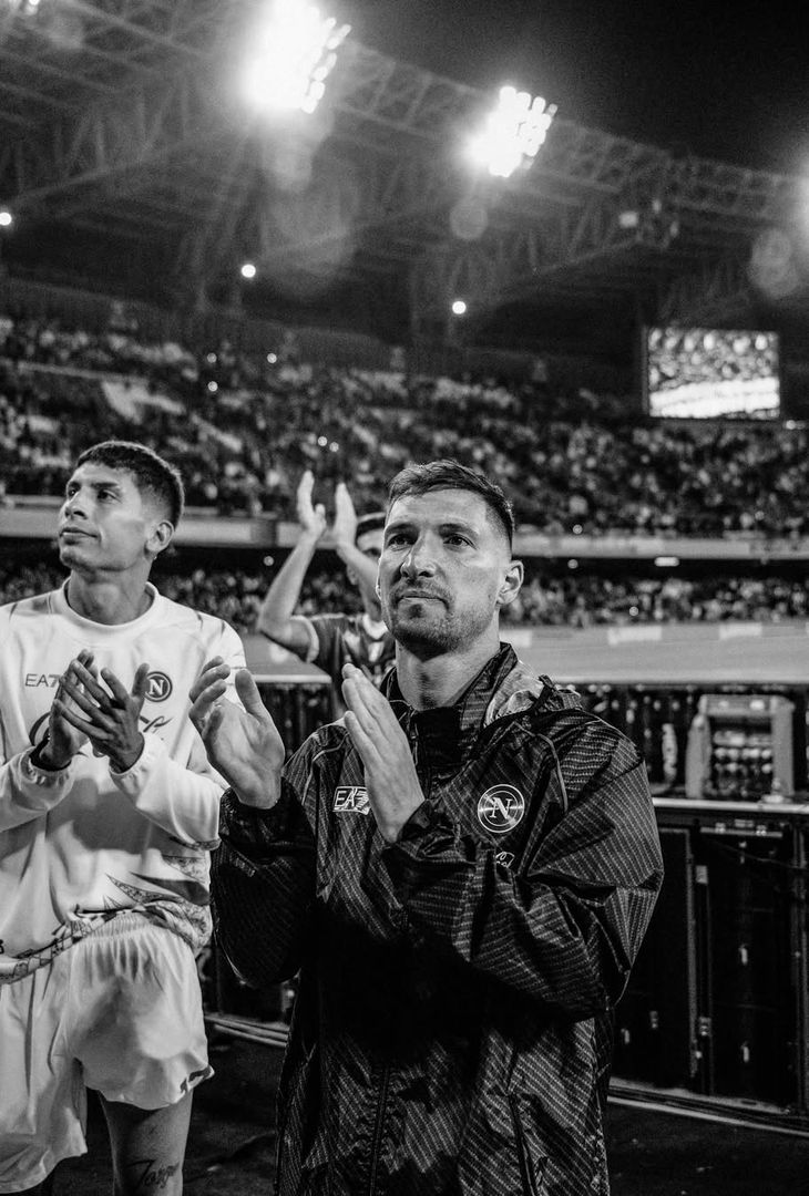 Apre McTominay, chiude Alisson Santos; nel mezzo, l'autorete di Terracciano e De Bruyne: una gara perfetta disputata venerdì sera dal Napoli di Antonio Conte contro la Cremonese, riassunta in 20 fotografie bianche e nere che vanno a comporre un post pubblicato in giornata dall'admin Instagram della compagine partenopea.