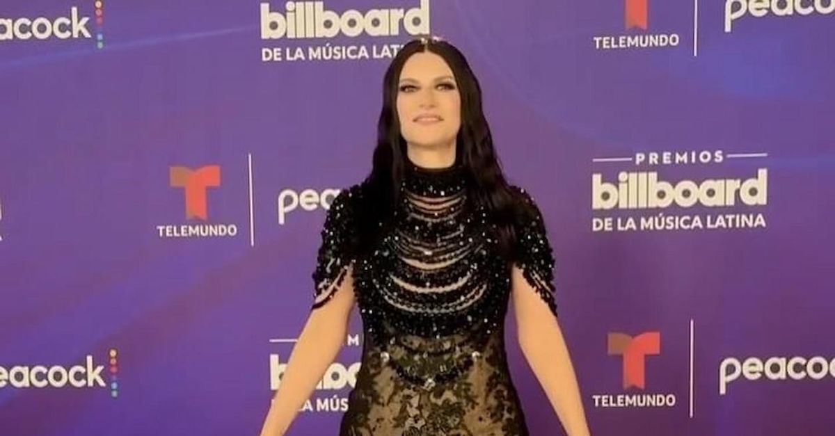 VIDEO / Laura Pausini indossa l’ultimo abito creato per lei da Armani: “Come un abbraccio”