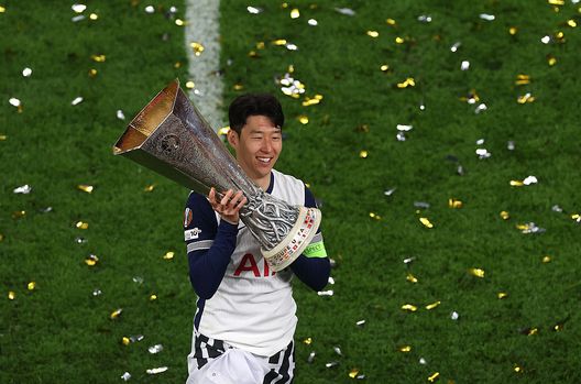 Son con il trofeo dell'Europa League, all'Estadio de San Mames il 21 maggio 2025 a Bilbao, Spagna (Photo by Carl Recine/Getty Images) Son Tottenham