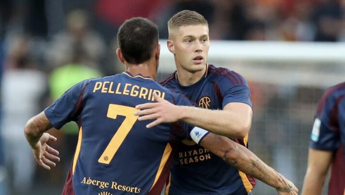 ROME, ITALY - SEPTEMBER 22: Artem Dovbyk of AS Roma celebrates scoring his team's first goal with teammate Lorenzo Pellegrini during the Serie A match between AS Roma and Udinese at Stadio Olimpico on September 22, 2024 in Rome, Italy. (Photo by Paolo Bruno/Getty Images) Roma, le ultime di Matteo Moretto sul mercato in uscita: il punto su Dovbyk e Pellegrini - immagine 1