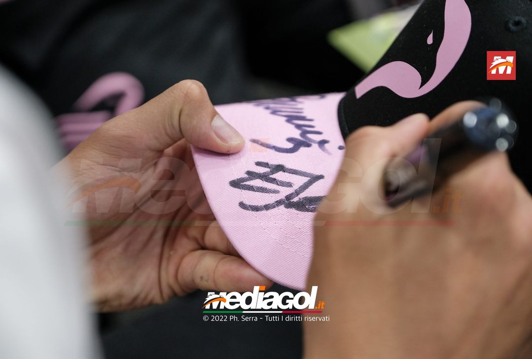 FOTO Palermo: Brunori e Soleri incontrano i tifosi allo Store Ufficiale. La gallery - immagine 47