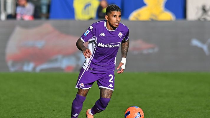 PARMA, ITALY - DECEMBER 27: Dodô of ACF Fiorentina during the Serie A match between Parma Calcio 1913 and ACF Fiorentina at Stadio Ennio Tardini on December 27, 2025 in Parma, Italy. (Photo by Alessandro Sabattini/Getty Images) Rep: “Dodò tra i sacrificabili, servono almeno 15 milioni: ci sono Juve e Roma” - immagine 1