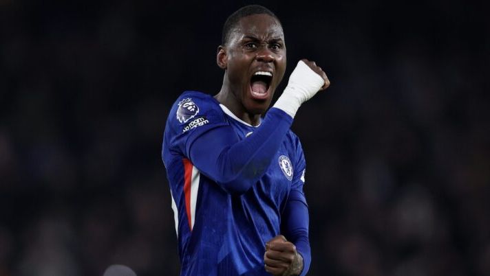 LONDON, ENGLAND - JANUARY 31: Trevoh Chalobah of Chelsea reacts during the Premier League match between Chelsea and West Ham United at Stamford Bridge on January 31, 2026 in London, England. (Photo by Justin Setterfield/Getty Images) Romano – Inter avanti per Chalobah e cosa filtra su Solet! Novità Khalaili: il club ha detto no a… - immagine 1