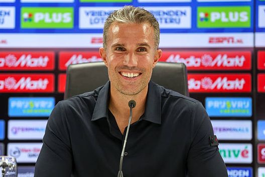 Robin van Persie in conferenza stampa. (Photo by Hans van der Valk/BSR Agency/Getty Images) Fenerbahce-Feyenoord: ecco come andrà il match secondo ChatGpt- immagine 3