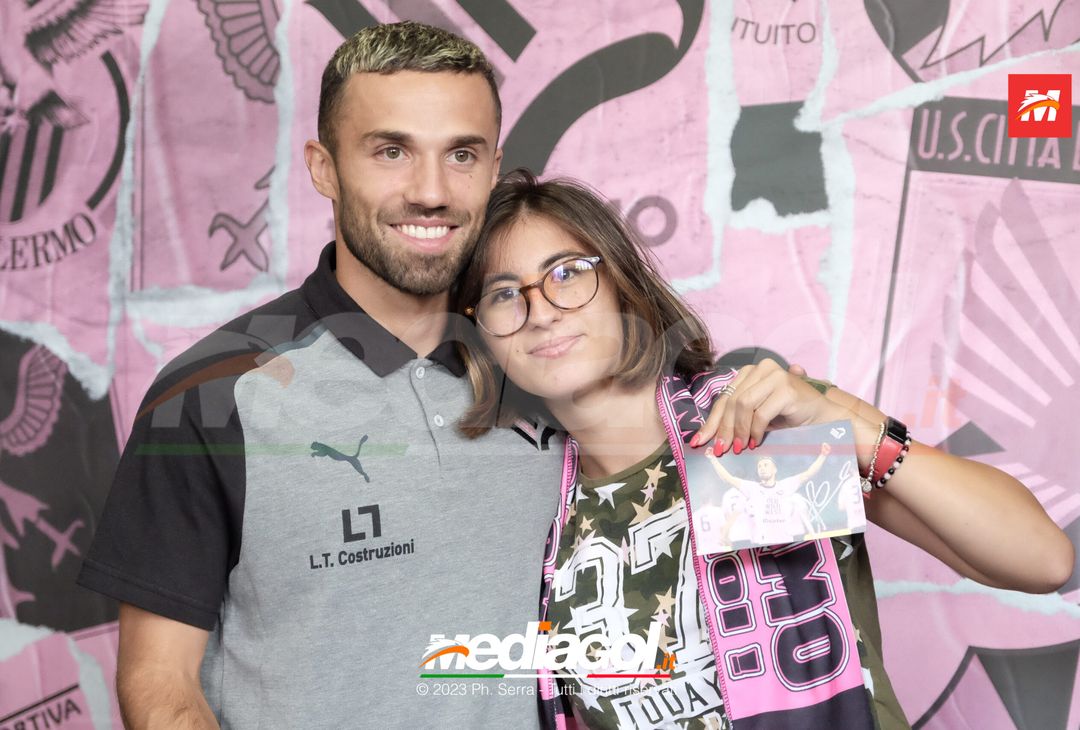 FOTO PALERMO: Federico Di Francesco scatta selfie con i tifosi allo store (GALLERY) - immagine 51