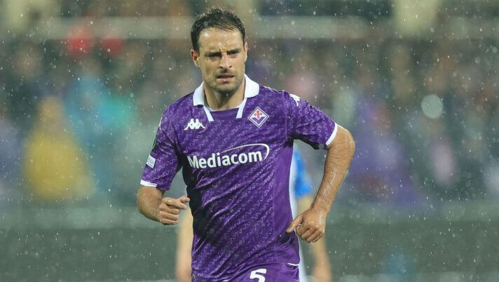 FLORENCE, ITALY - MAY 2: Giacomo Bonaventura of ACF Fiorentina in action during the UEFA Europa Conference League 2023/24 Semi-Final first leg match between ACF Fiorentina and Club Brugge at Stadio Artemio Franchi on May 2, 2024 in Florence, Italy.(Photo by Gabriele Maltinti/Getty Images) Bonaventura da valutare dopo il Verona! Italiano: “Spero nulla di grave. Castrovilli e gli errori…” - immagine 1
