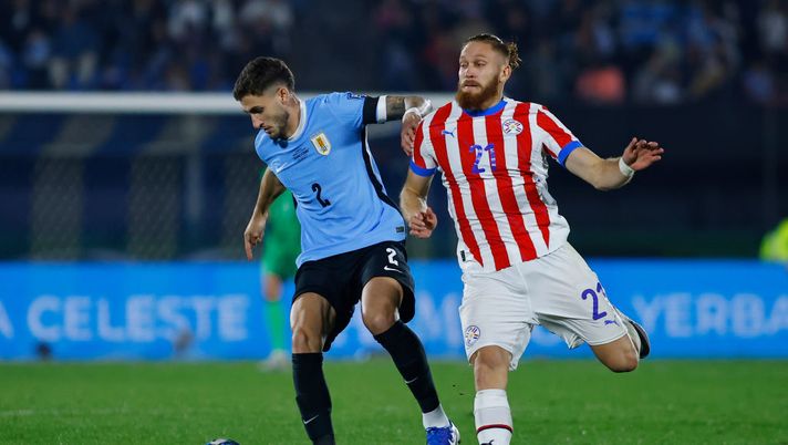 MONTEVIDEO, URUGUAY - SEPTEMBER 06: Santiago Bueno of Uruguay and Isidro Pitta of Paraguay battle for the ball during the South American FIFA World Cup 2026 Qualifier between Uruguay and Paraguay at Centenario Stadium on September 06, 2024 in Montevideo, Uruguay. (Photo by Ernesto Ryan/Getty Images) Paraguay-Uruguay, Bielsa vuole il secondo posto nel girone: il pronostico di DDD - immagine 1