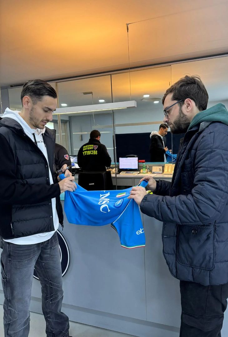 Lo studente napoletano Luigi ha dedicato la tesi di laurea ad Alex Meret e oggi i due si sono incontrati