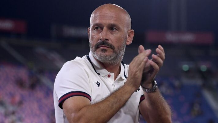 BOLOGNA, ITALY - AUGUST 18: Vincenzo Italiano, head coach of Bologna, greets his fans during the Serie A match between Bologna and Udinese at Stadio Renato Dall'Ara on August 18, 2024 in Bologna, Italy. (Photo by Alessandro Sabattini/Getty Images) Ad Bologna: “Italiano? La nostra volontà sul futuro è chiara! E guardate l’Inter col Barça…” - immagine 1