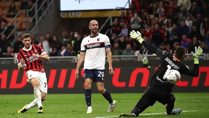 MILAN, ITALY - MAY 09: Santiago Gimenez of AC Milan scores their team's third goal during the Serie A match between AC Milan and Bologna FC at Stadio Giuseppe Meazza on May 09, 2025 in Milan, Italy. (Photo by Marco Luzzani/Getty Images)  Gimenez Bologna