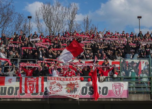 I tifosi del Forlì. (Foto presa dal profilo Instagram ufficiale fcforli) Forlì-Ravenna, dove vedere il derby romagnolo in diretta tv e streaming live- immagine 2