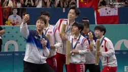 VIDEO / Atleti della Corea del Sud e Nord scattano il selfie sul podio del tennistavolo