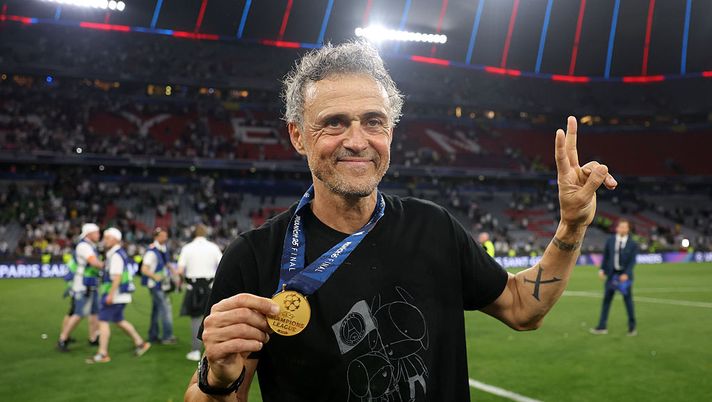 Luis Enrique celebra la vittoria della Champions League alla guida del Psg con una maglia speciale dedicata a sua figlia Xana, scomparsa nel 2019 (Foto di Carl Recine/Getty Images) Luis Enrique: “Orgoglioso di questo PSG, ma dobbiamo sempre fare di più” - immagine 1