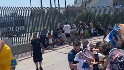 Kvara, il georgiano accontenta i tifosi: autografi e firme sulle magliette