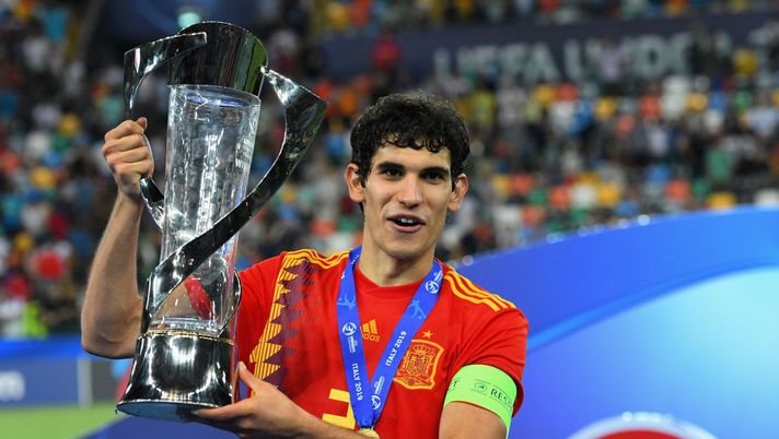 Ex Real Madrid, la rinascita silenziosa di Jesus Vallejo all'Albacete (Foto di Alessandro Sabattini/Getty Images) Jesus Vallejo con il trofeo in mano