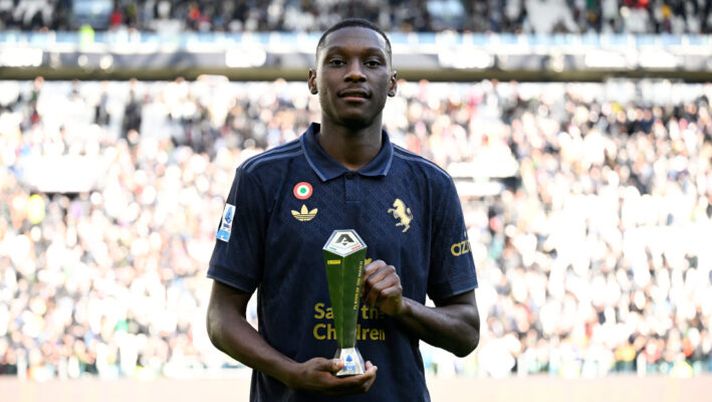 TURIN, ITALY - FEBRUARY 02: Randal Kolo Muani of Juventus with the trophy of mayor player of the match after the Serie A match between Juventus and Empoli at Juventus Stadium on February 02, 2025 in Turin, Italy. (Photo by Daniele Badolato - Juventus FC/Juventus FC via Getty Images) Juve ancora molto forte su Kolo Muani: lui dà priorità assoluta, contatti anche nel weekend - immagine 1