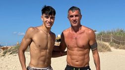 Paolo Maldini a Ibiza: addominali scolpiti a 57 anni in spiaggia con Albert