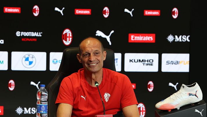 MILAN, ITALY - AUGUST 22: Head coach AC Milan Massimiliano Allegri speaks with the media during press conference at Casa Milan on August 22, 2025 in Milan, Italy. (Photo by Claudio Villa/AC Milan via Getty Images) massimiliano-allegri-conferenza-stampa-lecce-milan-diretta-live-milan-cremonese-tv-news-dichiarazioni-foto-frasi-parole