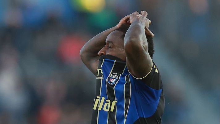 PISA, ITALY - DECEMBER 8: M'Bala Nzola pòi shows hid dejection during the Serie A match between Pisa SC and Parma Calcio 1913 at Arena Garibaldi on December 8, 2025 in Pisa, Italy. (Photo by Gabriele Maltinti/Getty Images) Non solo Nzola: saranno questi quattro gli squalificati per la 15a giornata di Serie A - immagine 1