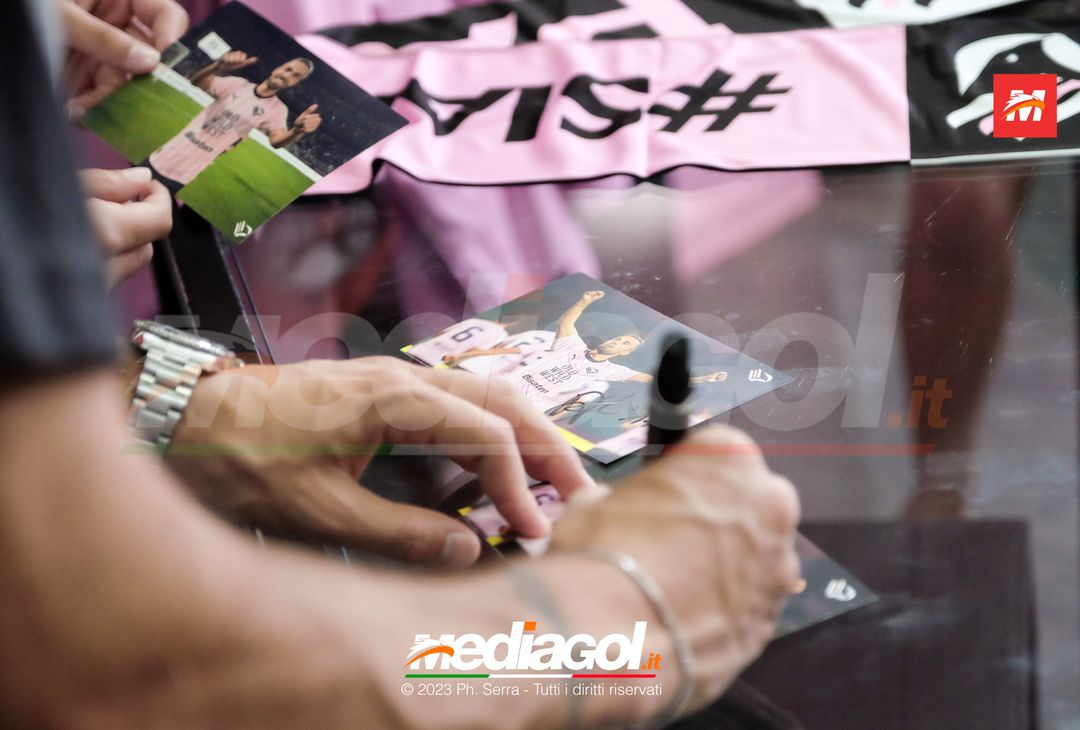 FOTO PALERMO: Federico Di Francesco scatta selfie con i tifosi allo store (GALLERY) - immagine 19