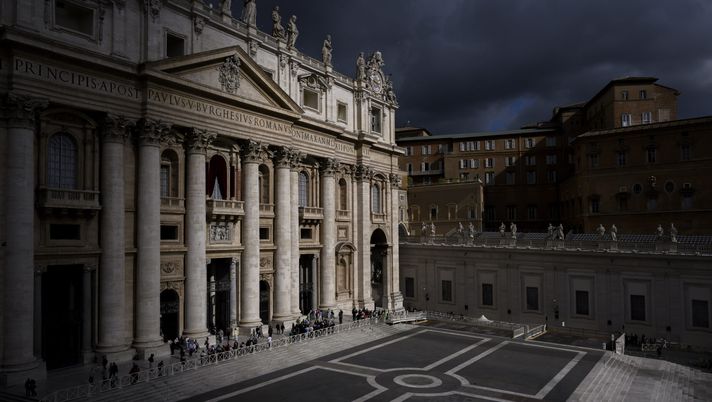 VATICAN CITY, VATICAN - MAY 8: The St Peter's Basilica is seen as voting for a new pope continues on May 8, 2025 in Vatican City, Vatican. Cardinals of the Catholic Church have descended on Vatican City to commence the papal conclave, the secretive voting process held in the Sistine Chapel that requires a two-thirds majority to elect the new leader of the Catholic Church. The election follows the death of Pope Francis on April 21 at the age of 88. (Photo by Antonio Masiello/Getty Images) Fumata bianca a Roma, eletto il nuovo Papa: cosa succede ora prima dell’annuncio - immagine 1