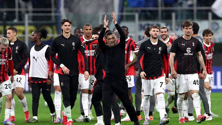 MILAN, ITALY - APRIL 23: Sergio Conceicao, Head Coach of AC Milan, acknowledges the fans after the coppa Italia Semi Final match between FC Internazionale and AC Milan at Stadio Giuseppe Meazza on April 23, 2025 in Milan, Italy. (Photo by Marco Luzzani/Getty Images) The Devil Inside, Milanissimo - immagine 1