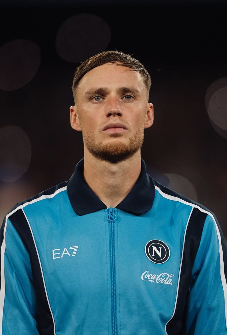 Il Napoli vince in Champions con stile: la bellissima nuova giacca pre gara – LE FOTO - immagine 4