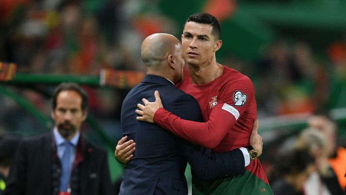 LISBON, PORTUGAL - MARCH 23: Cristiano Ronaldo of Portugal interacts with Roberto Martinez, Head Coach of Portugal during the UEFA EURO 2024 qualifying round group J match between Portugal and Liechtenstein at Estadio Jose Alvalade on March 23, 2023 in Lisbon, Portugal. (Photo by Octavio Passos/Getty Images) Portogallo, il Ct Martinez su CR7: “Che fame che ha, non me lo aspettavo…” - immagine 1