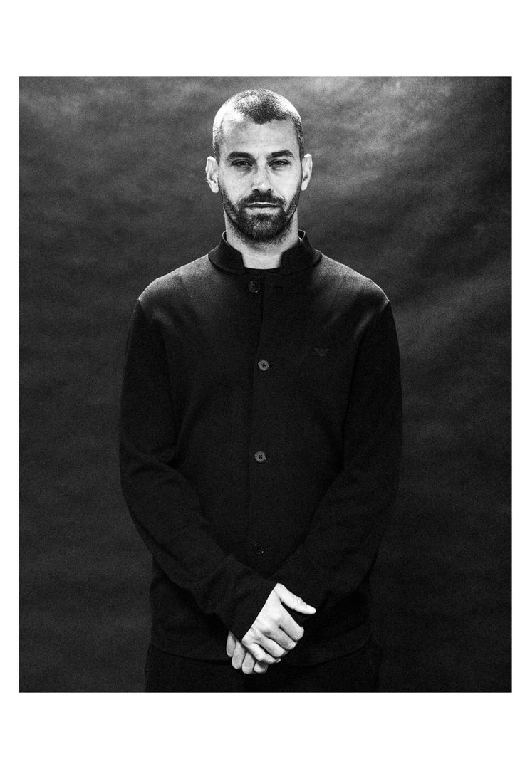 Attraverso un carosello su Instagram, il Napoli ha condiviso alcuni scatti di Leonardo Spinazzola in veste EA7, produttore delle maglie del club e dei capi d'abbigliamento azzurri.