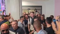 Tifosi scatenati! McTominay avvolto dall’affetto dei napoletani al suo arrivo