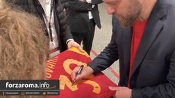 VIDEO – Sorrisi post Milan: Dybala e De Rossi firmano autografi uscendo da San Siro