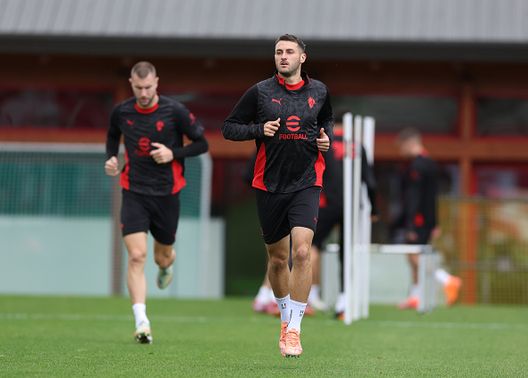 Santiago Gimenez oggi a Milanello (Photo by Claudio Villa/AC Milan via Getty Images) Nkunku e Loftus, lavoro personalizzato oggi a Milanello: tutte le foto