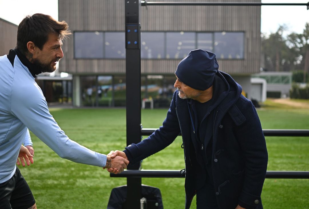 Oltre al festeggiato Barella, Spalletti ha incrociato infatti anche Francesco Acerbi, Alessandro Bastoni e Federico Dimarco, più Matteo Darmian che è tornato nel giro della Nazionale