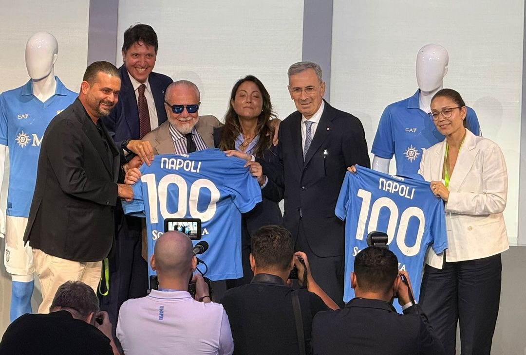 De Laurentiis e i figli Edoardo e Valentina posano con la maglia del Napoli – LE FOTO - immagine 5