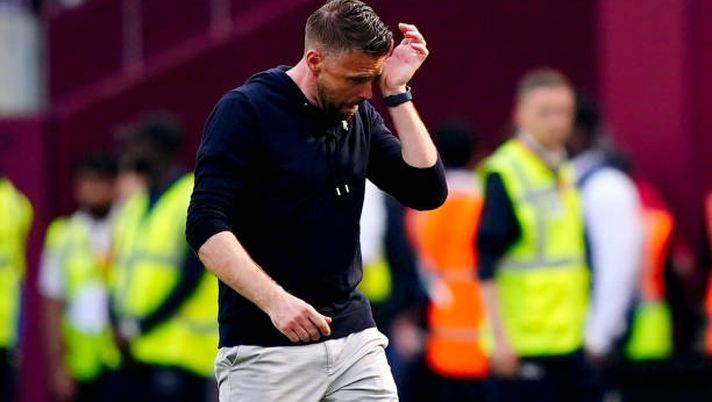 Luton Town manager Rob Edwards reacts at the end of the Premier League match at the London Stadium, London. Picture date: Saturday May 11, 2024. (Photo by Victoria Jones/PA Images via Getty Images) “Proud of you”: la dedica dei tifosi del Luton verso i propri giocatori - immagine 1
