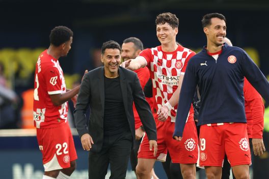Michel con i suoi giocatori. (Foto di Clive Brunskill/Getty Images) Girona, brutte notizie: l’allenatore Michel ricoverato in ospedale- immagine 2