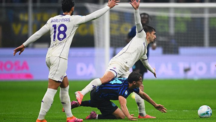 MILAN, ITALY - OCTOBER 29: Francesco Pio Esposito of FC Internazionale, in action, battles for the ball during the Serie A match between FC Internazionale and ACF Fiorentina at Giuseppe Meazza Stadium on October 29, 2025 in Milan, Italy. (Photo by Mattia Ozbot - Inter/Inter via Getty Images) Nazione: “Uscito Sohm la Fiorentina si è squagliata. Il veliero affonda” - immagine 1