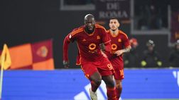 Lukaku e Dybala su rigore, la Roma batte la Cremonese in rimonta: ai quarti derby con la Lazio