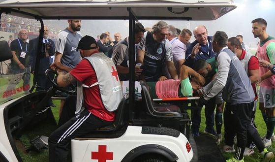 Notte in ospedale per il terzino abbattuto dal petardo del derby di Atene!- immagine 2