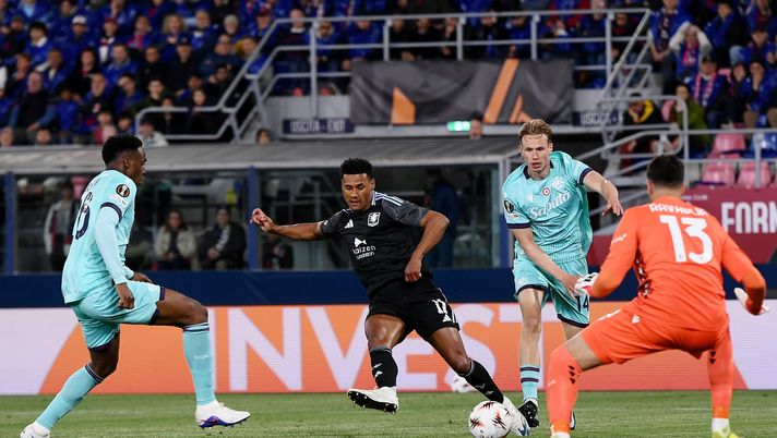 BOLOGNA, ITALY - APRIL 09: Ollie Watkins of Aston Villa scores his team's second goal during the UEFA Europa League 2025/26 Quarter-Final Leg One match between Bologna FC 1909 and Aston Villa FC at Stadio Renato Dall'Ara on April 09, 2026 in Bologna, Italy. (Photo by Alessandro Sabattini/Getty Images) Bologna-Aston Villa, le pagelle di Gazzetta- immagine 1