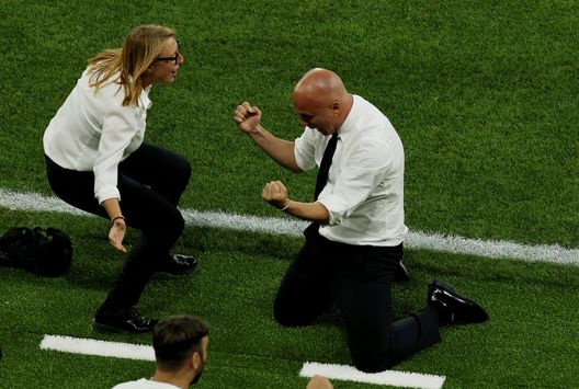Andrea Soncin, Ct dell'Italia, festeggia la vittoria dopo la partita dei quarti di finale di UEFA Women's EURO 2025 tra Norvegia e Italia allo Stade de Geneve, il 16 luglio 2025 a Ginevra, Svizzera. (Foto di Eddie Keogh/Getty Images) Europei femminili, Italia nella storia: 2-1 alla Norvegia e semifinale dopo 28 anni- immagine 4