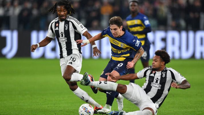 TURIN, ITALY - OCTOBER 30: Weston Mckennie of Juventus tackles Adrian Bernab of Parma during the Serie A match between Juventus and Parma at Allianz Stadium on October 30, 2024 in Turin, Italy. (Photo by Valerio Pennicino/Getty Images) Bernabè: “Mi piace il calcio italiano, spero di rimanere qui a lungo. Lo stadio della Juve…” - immagine 1
